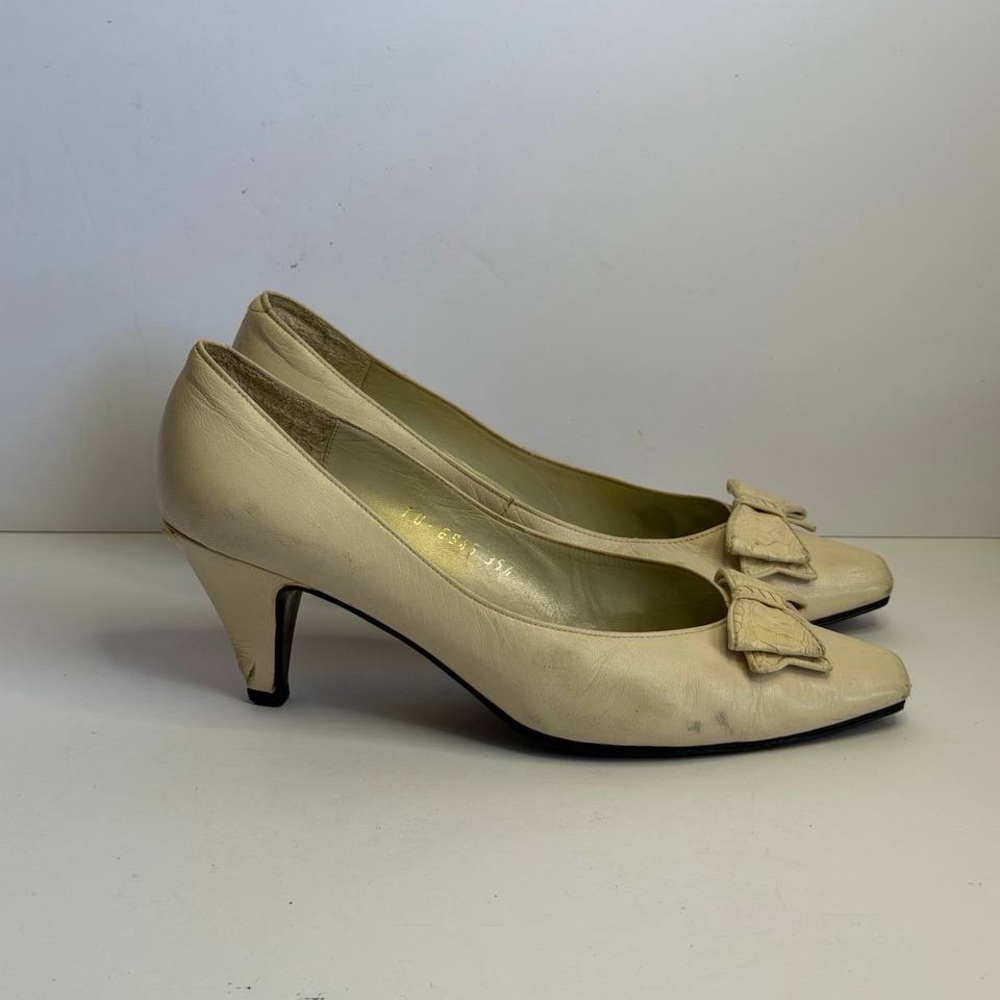 Vintage Yves Saint Laurent Beige Leather Pumps with a Lace Bow Details Size 35.5